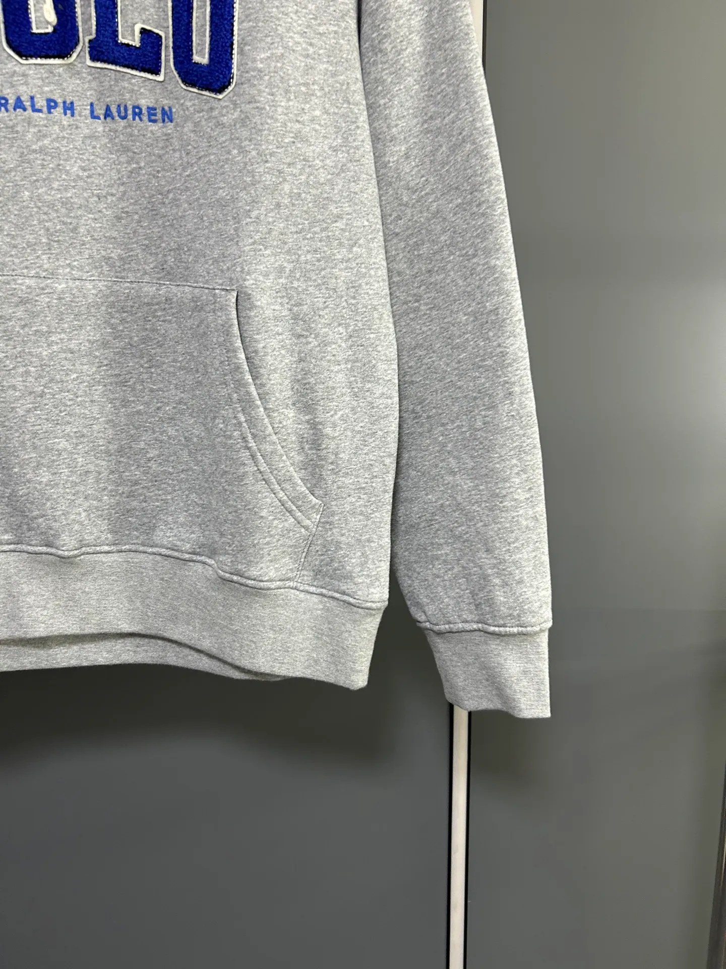 P230 𝗥𝗮𝗹𝗽𝗵 𝗟𝗮𝘂𝗿𝗲𝗻/Ralph Lauren🐎Towel embroidered hooded sweatshirt 380g Expo velvet hooded sweatshirt High-end official original one-to-one replica - customized original fabrics, accessories, hang tags, collar labels, and packaging are all made according to the original version to distinguish the cheap and wrong versions on the market This hooded sweatshirt is decorated with the simple style that represents Ralph Lauren and is paired with the classic Polo towel embroidery pattern, which is three-dimensional and full! The solid color fabric paired with exquisite embroidery instantly sets it off! Hooded sports design, loose and casual fit! The overall texture is very strong! Through the pictures, we can feel the thickness and texture of custom-woven and dyed threads. The workmanship is exquisite. They are shipped from major foreign trade factories. They are all made by masters with many years of experience. Everything is of high standards and requirements! Simple and versatile style ~ super delicate and soft, close to the body without being tied, all fabrics and accessories are original custom-made and of high quality! Perfectly reflects the brand’s sense of superiority! Standard cut, comfortable stretch, unrestricted movement! Highly practical, high-end and classy! Versatile style ~ can be paired with jeans or jogging pants. Ideal for transitioning from your morning commute to weekend events!  Color: Gray Blue Size: S-2XL